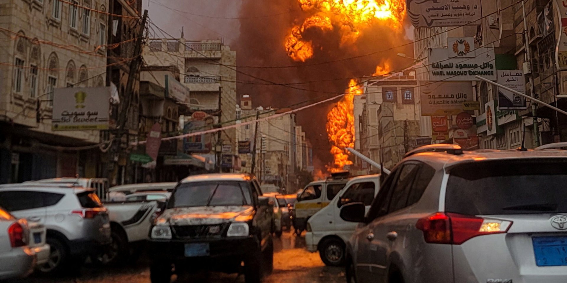 Израиль атаковал объекты хуситов в Йемене: поражены электростанции, нефтехранилища и президентский дворец.