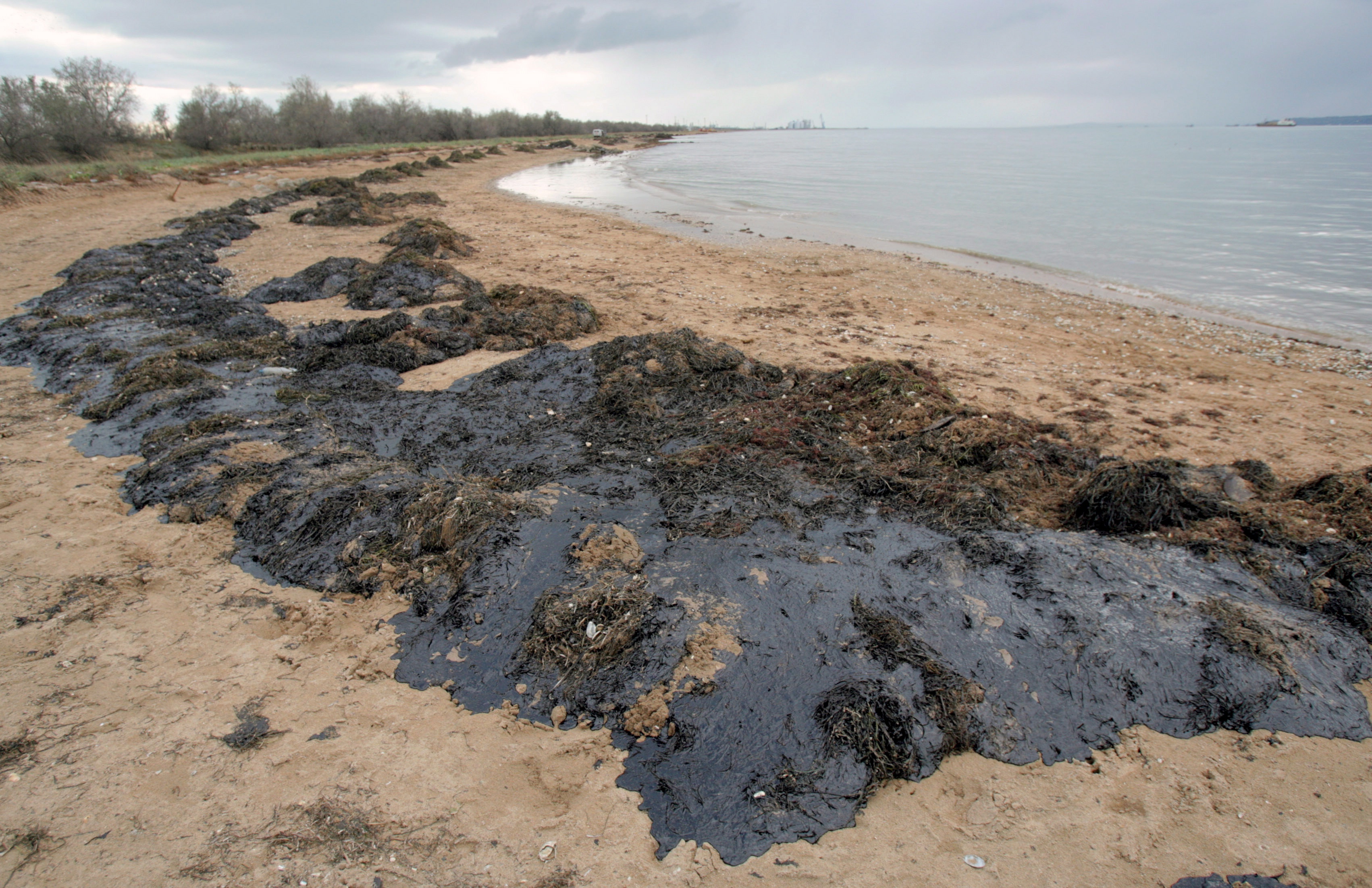 Возле Новороссийска произошла утечка нефтепродуктов, пятно дрейфует в направлении Крыма