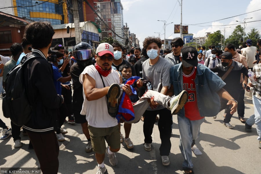 Зумеры свергли правительство Непала из-за блокировки соцсетей