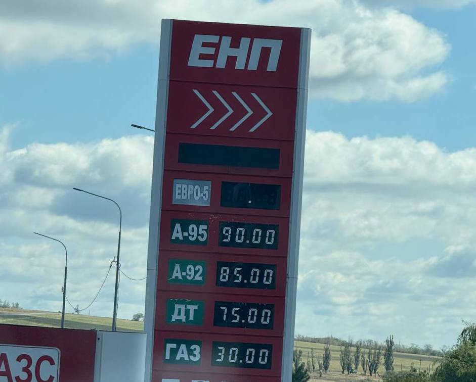 В РФ и оккупированых территориях проблемы з бензином уже почти в 20 регионах, пропагандисты молчат об ударах по НПЗ