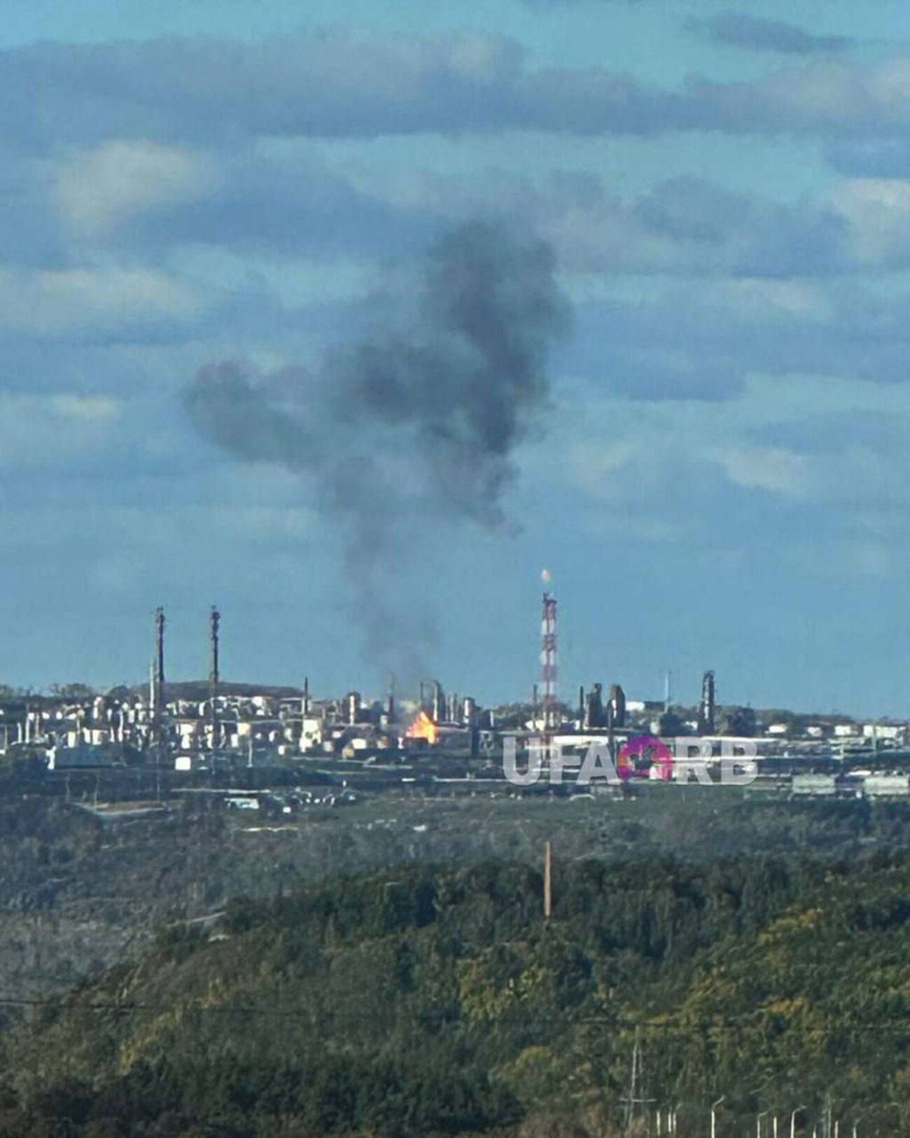 В Уфе украинские беспилотники поразили нефтеперерабатывающий завод: вспыхнул мощный пожар. Видео