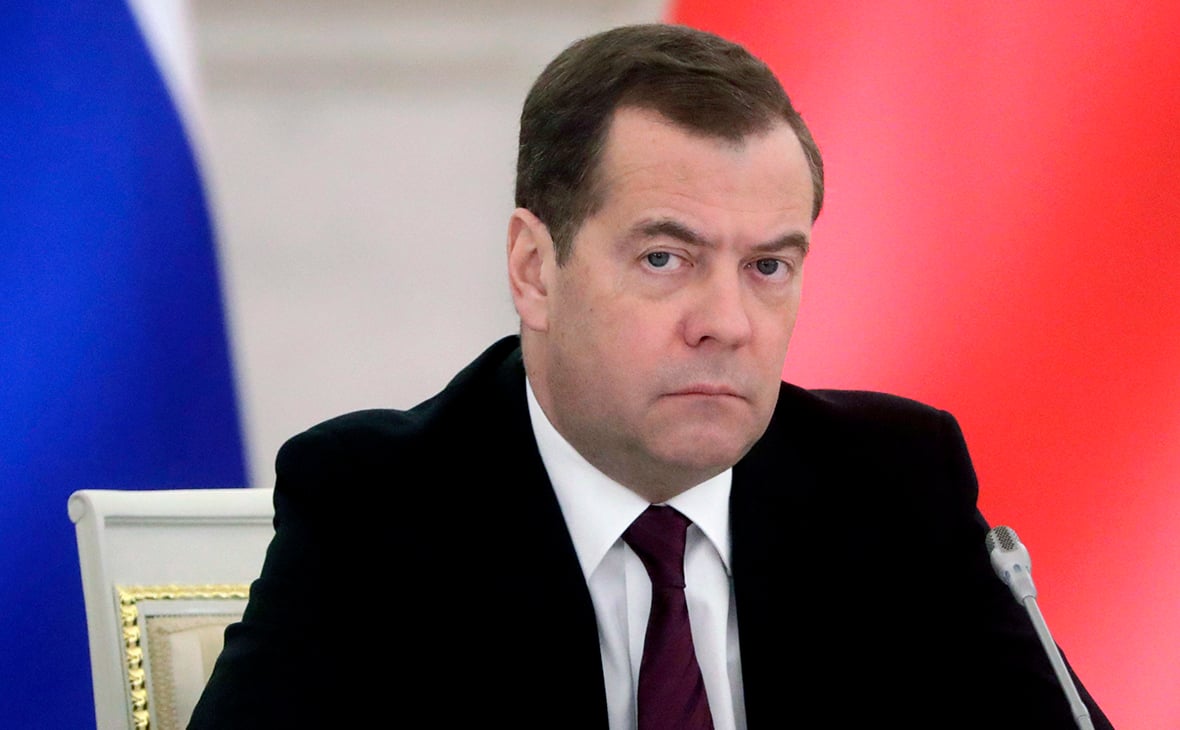 Медведев угрожает НАТО войной в случае сбивания дронов над Украиной. Киев ответил