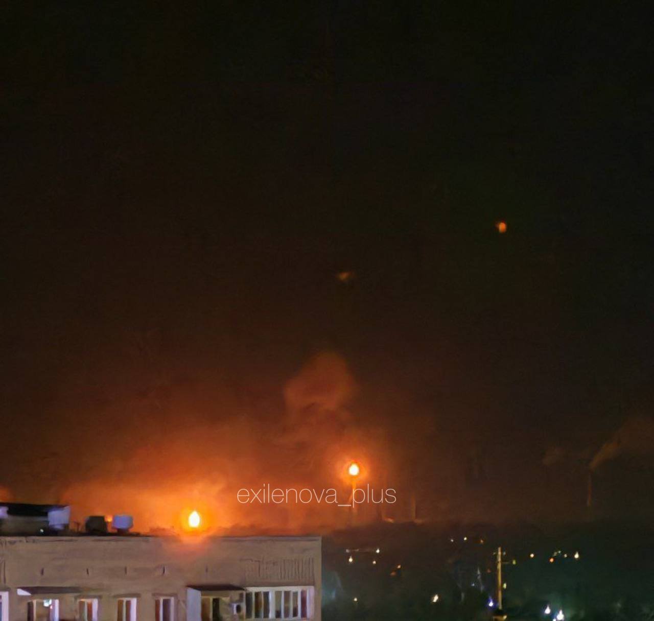 ⚡Саратов второй раз за неделю атаковали дроны: поражен НПЗ, вспыхнул пожар. Видео