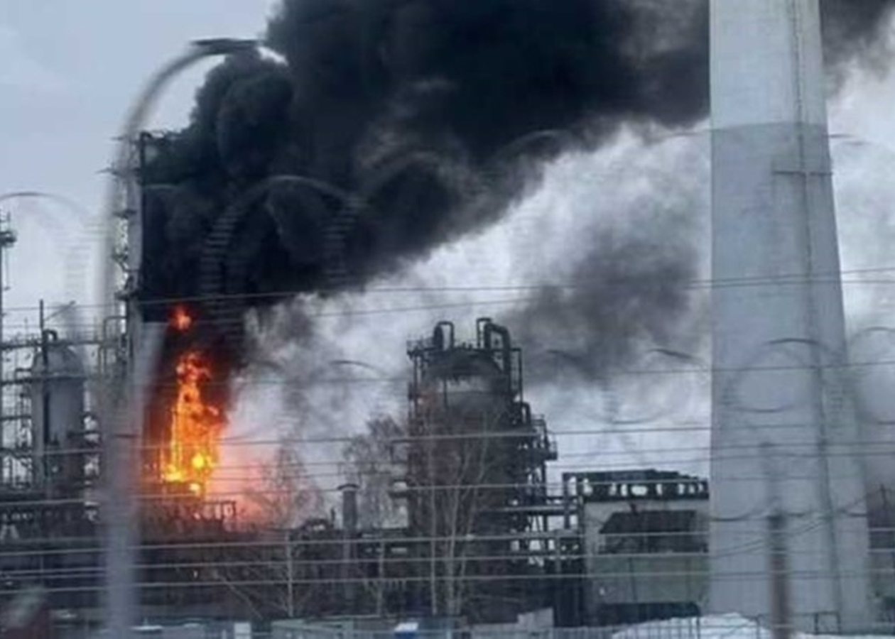 В России начали закрывать НПЗ металлическими защитными конструкциями и сетками. Видео