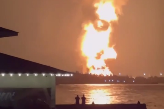 ⚡В Феодосии дроны поразили одну из крупнейших нефтебаз Крыма, вспыхнул пожар. (Видео)