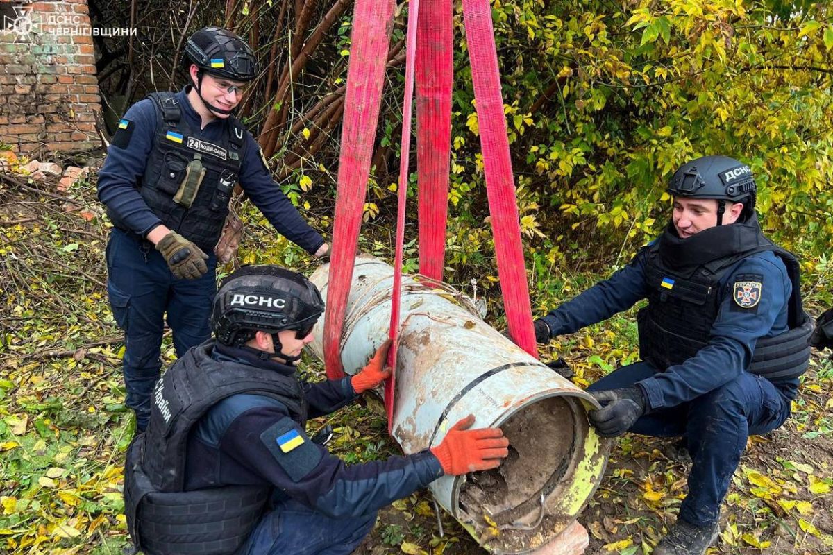 В Черниговской области спасатели нашли боевую часть ракеты "Искандер-К"