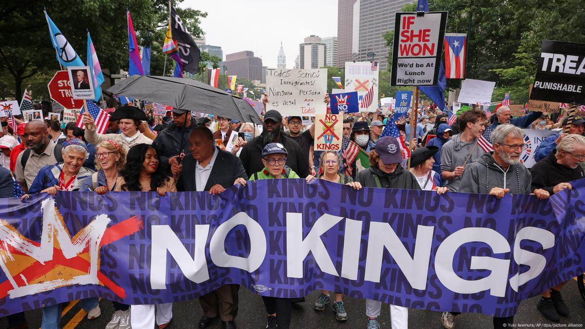 Масштабная волна протестов накроет США: что известно об акции "No Kings"