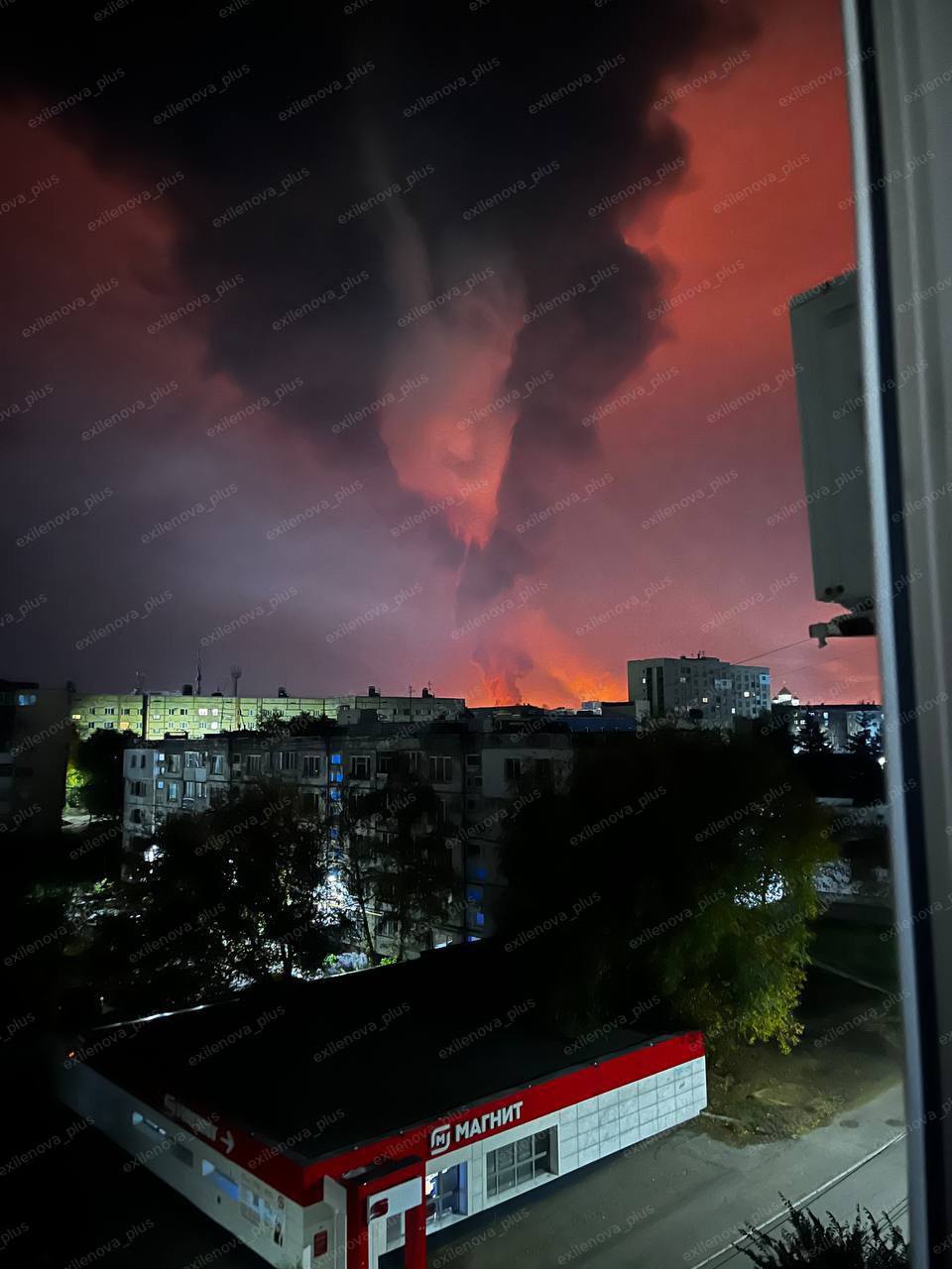 В России пожаловались на атаку дронов: под Самарой загорелся НПЗ, в Оренбурге – газзавод. Видео