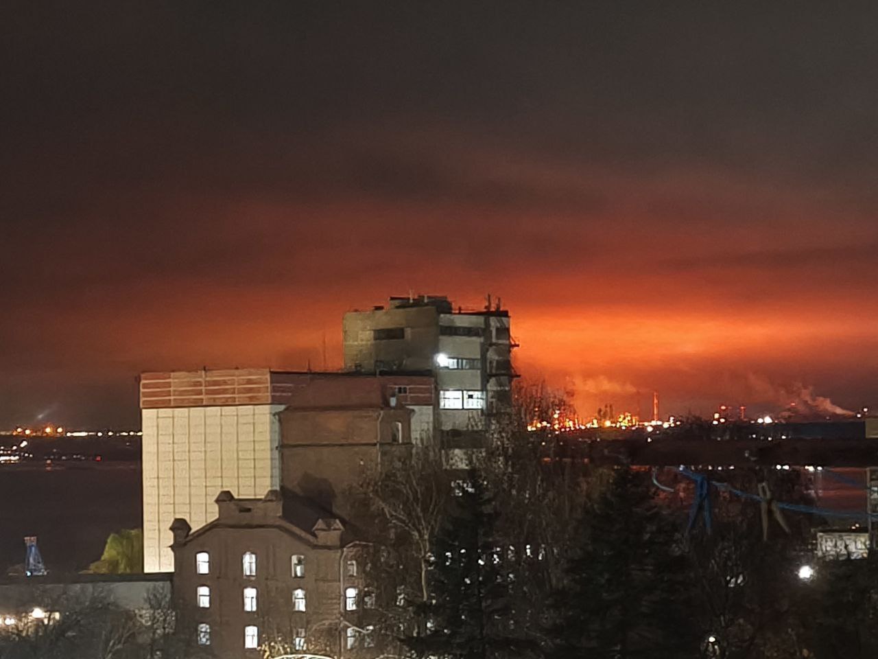 Саратов под атакой БПЛА: есть попадание по НПЗ, вспыхнул пожар. Видео