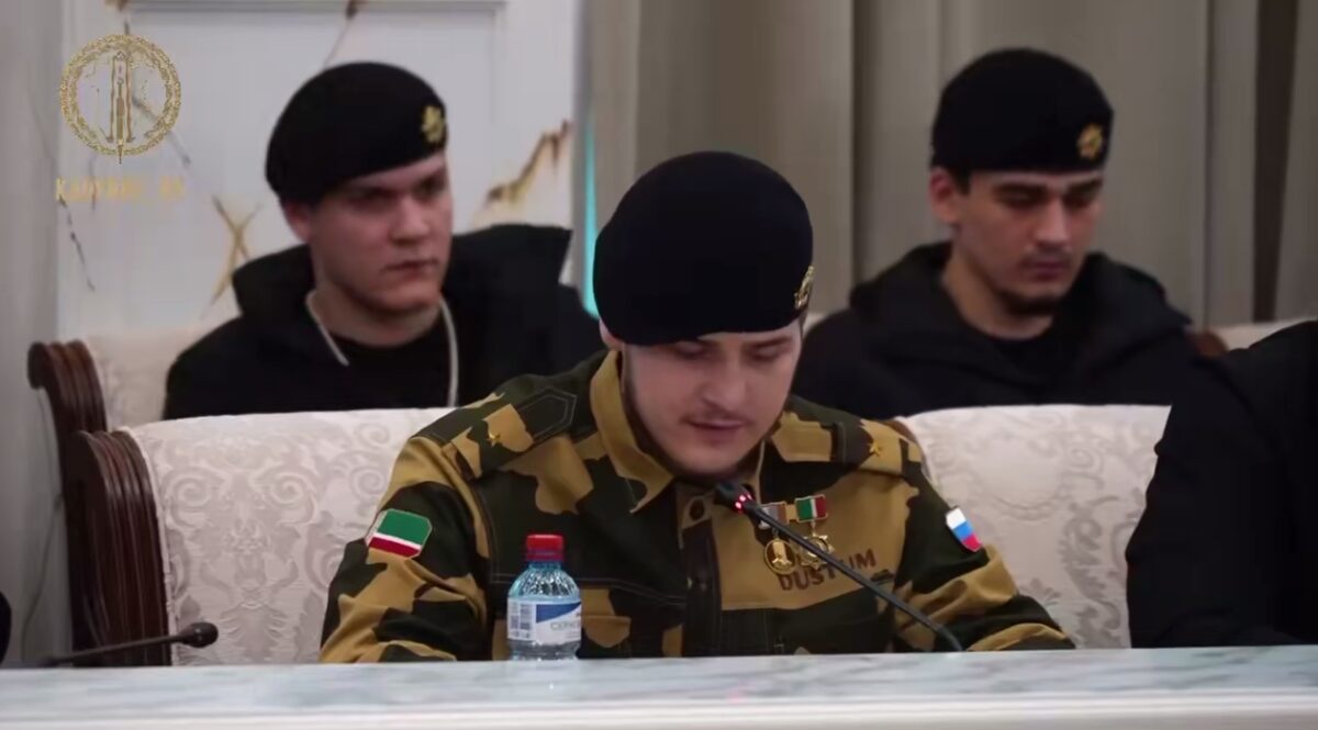 Сын Кадырова впервые после ДТП выступил на официальном мероприятии, на нем были погоны майора