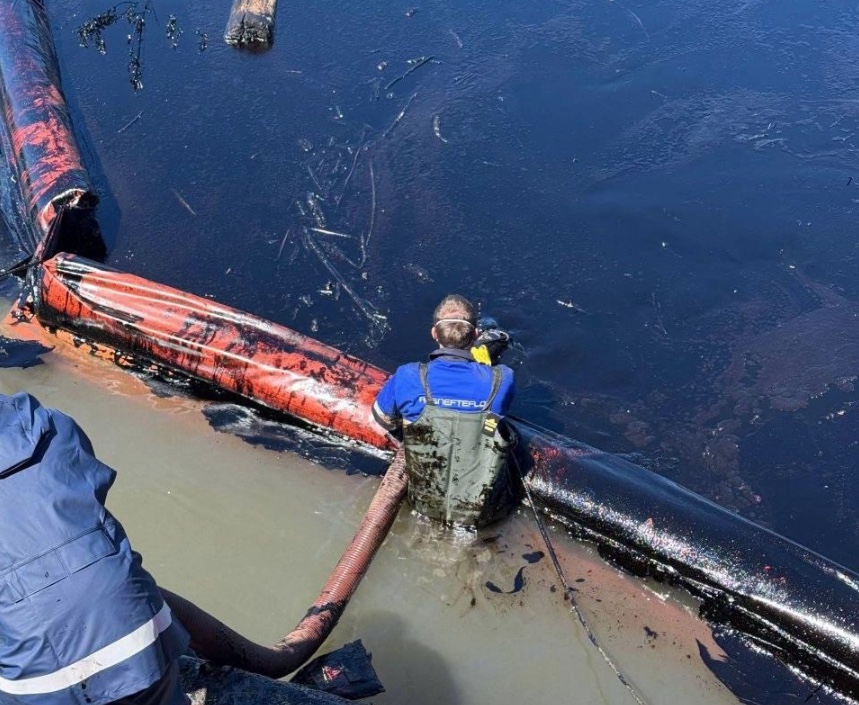 Власти рекомендовали жителям Туапсе не выходить на улицу. Экологи заявили, что нужна эвакуация