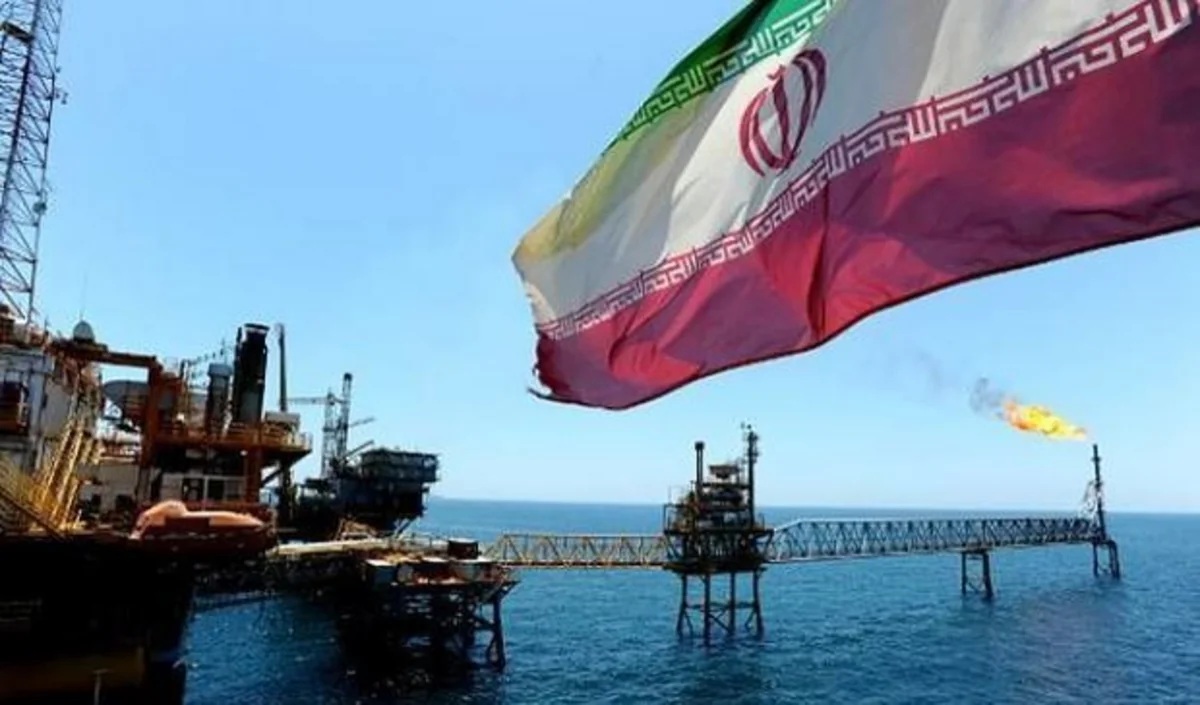 Иран начал сокращать добычу нефти из-за морской блокады США – Bloomberg