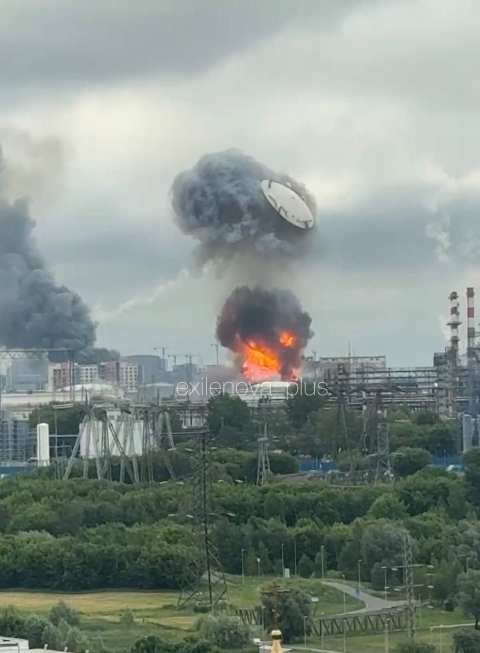 ⚡Москва с самого утра под ударом дронов: горит НПЗ, в городе столбы дыма (Видео)