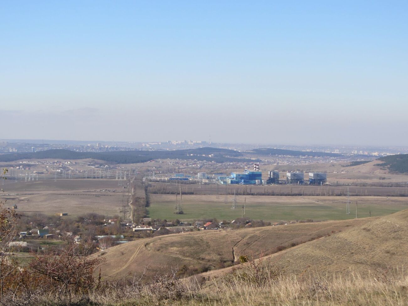 "Разорвало трубу, горело все". В Крыму после атаки возникли пожары на ТЭС, нефтехранилище и не только