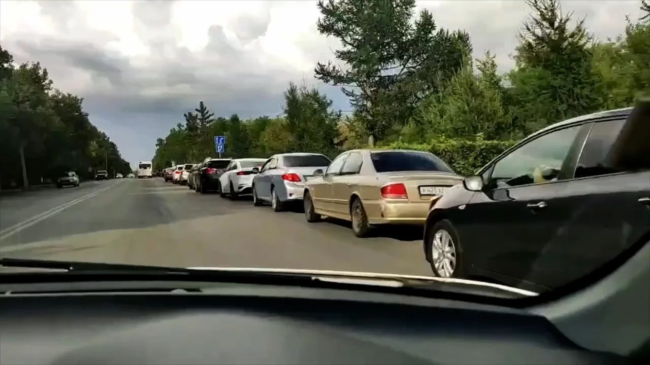 В Омской области выстроились огромные очереди на АЗС после удара по НПЗ