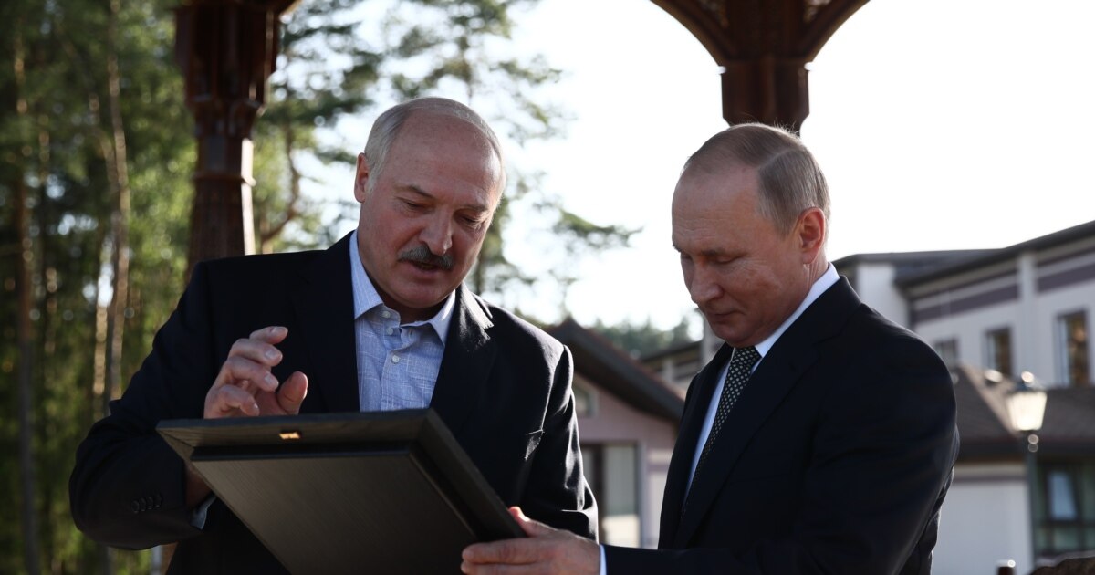 Пропустили круглую дату. Год назад Лукашенко заявлял, что Россия "все разрушит и захватит"