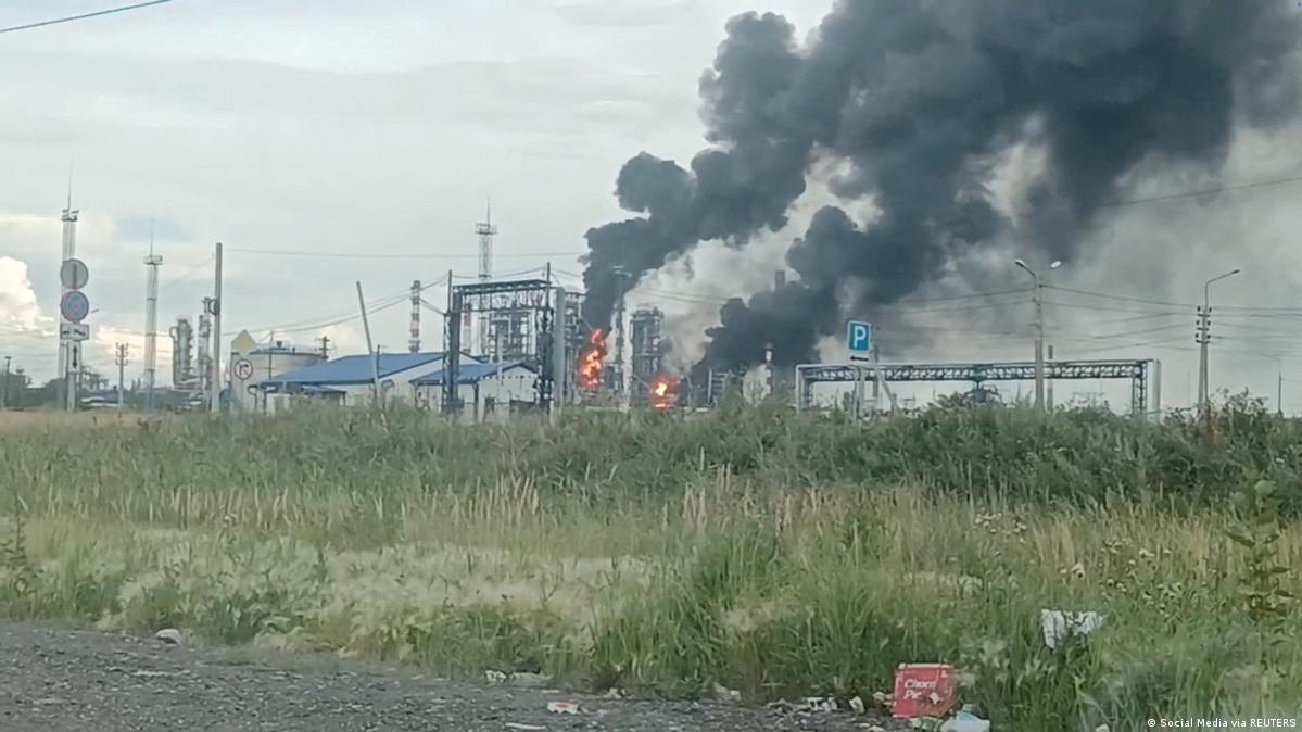 Украина нанесла удар по НПЗ в Омске и Ухте: Зеленский раскрыл подробности операции.